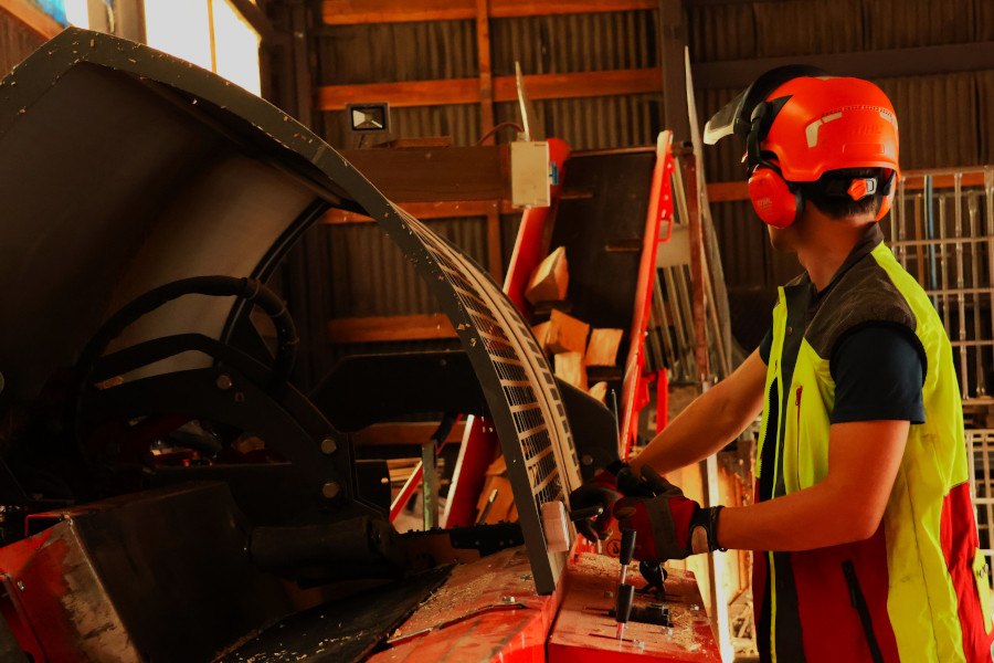 Štípání suchého palivového dřeva